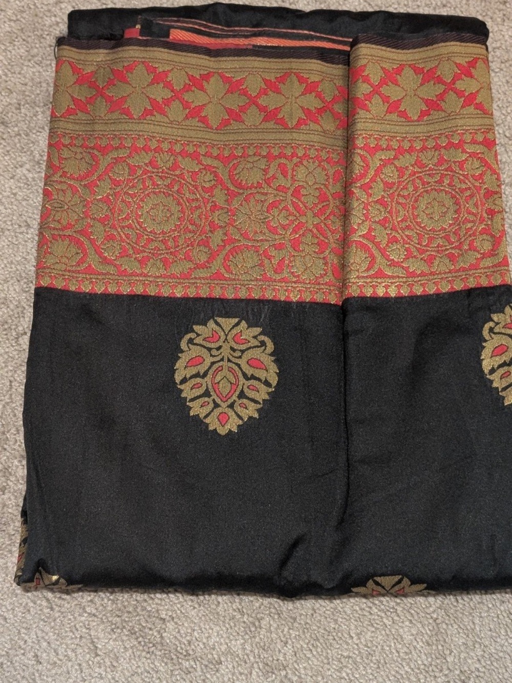 Women Indian saree with unstitched blouse fabric included